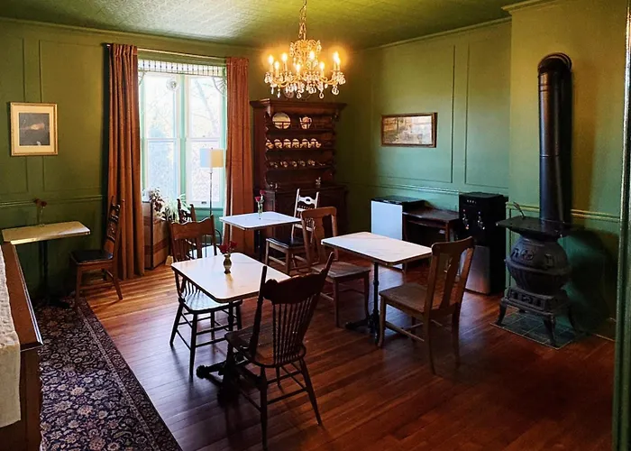 Avery House Отель типа "постель и завтрак" *
