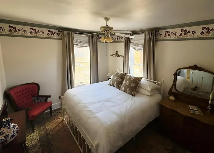 Avery House Отель типа "постель и завтрак" *